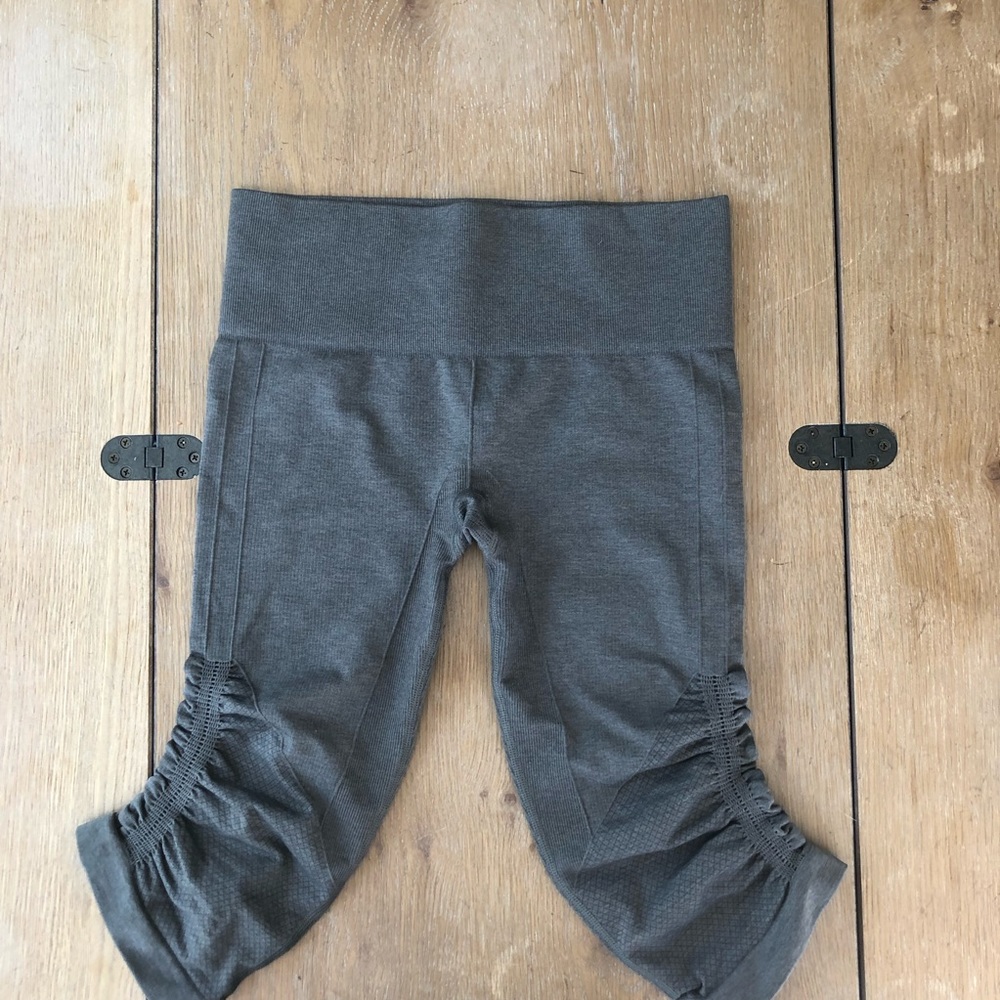 Lululemon Athletica Ebb and Flow Size 6